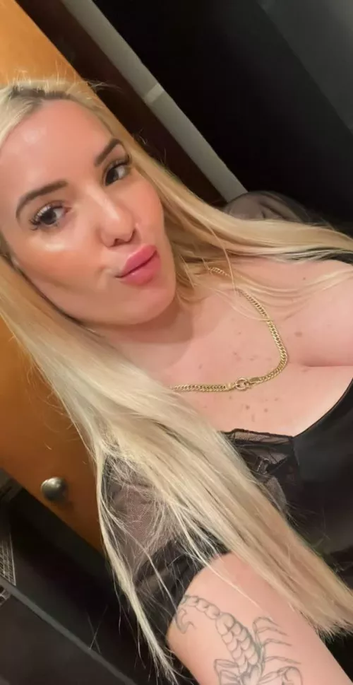 19 F seeking someone open-minded for some fun
