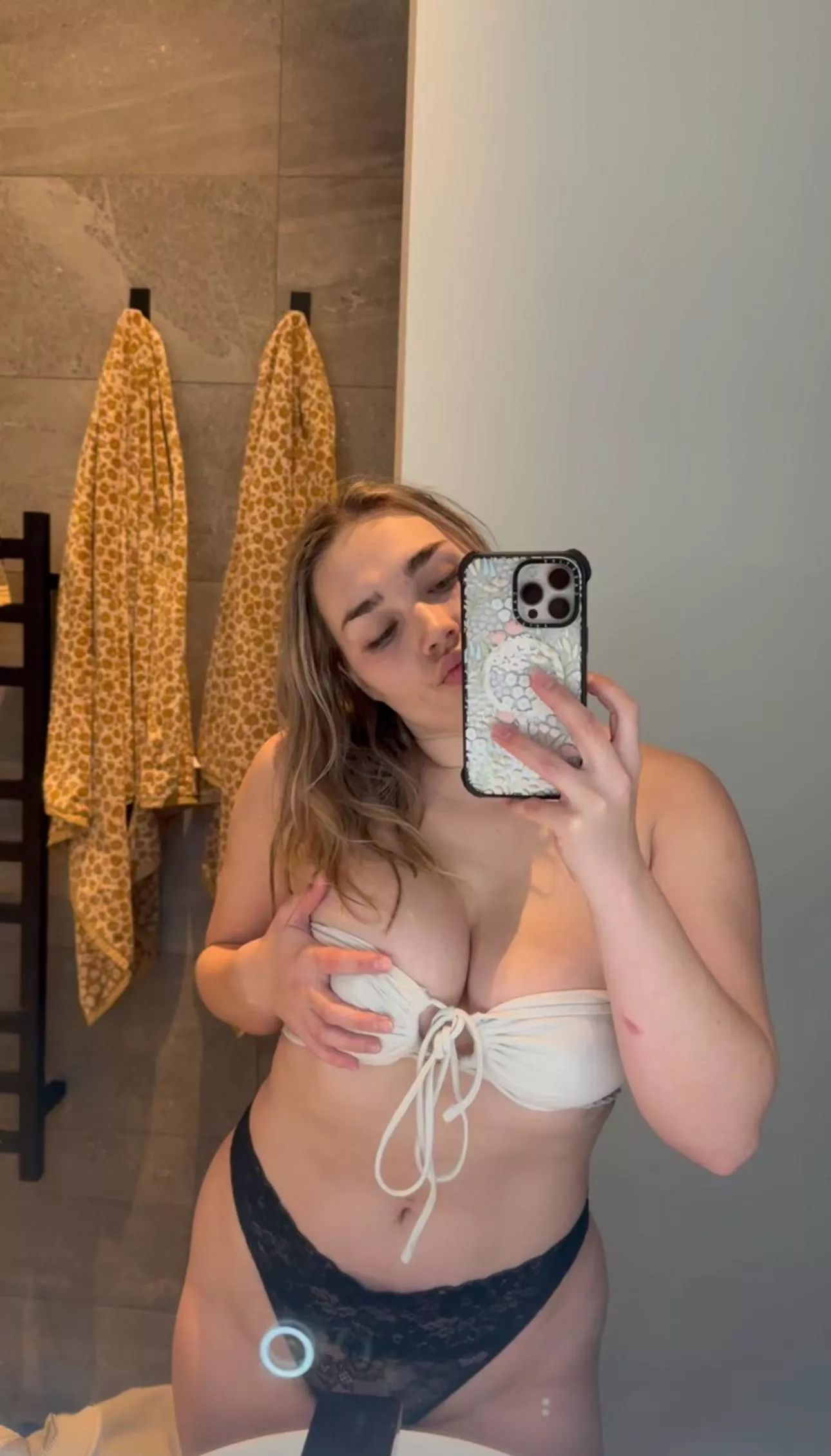 19(f) would you like me to sit in your face daddy? hmu! i can do that for you when i arrive here.