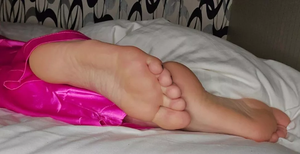I'd love to wake up to you licking my feet 😋 