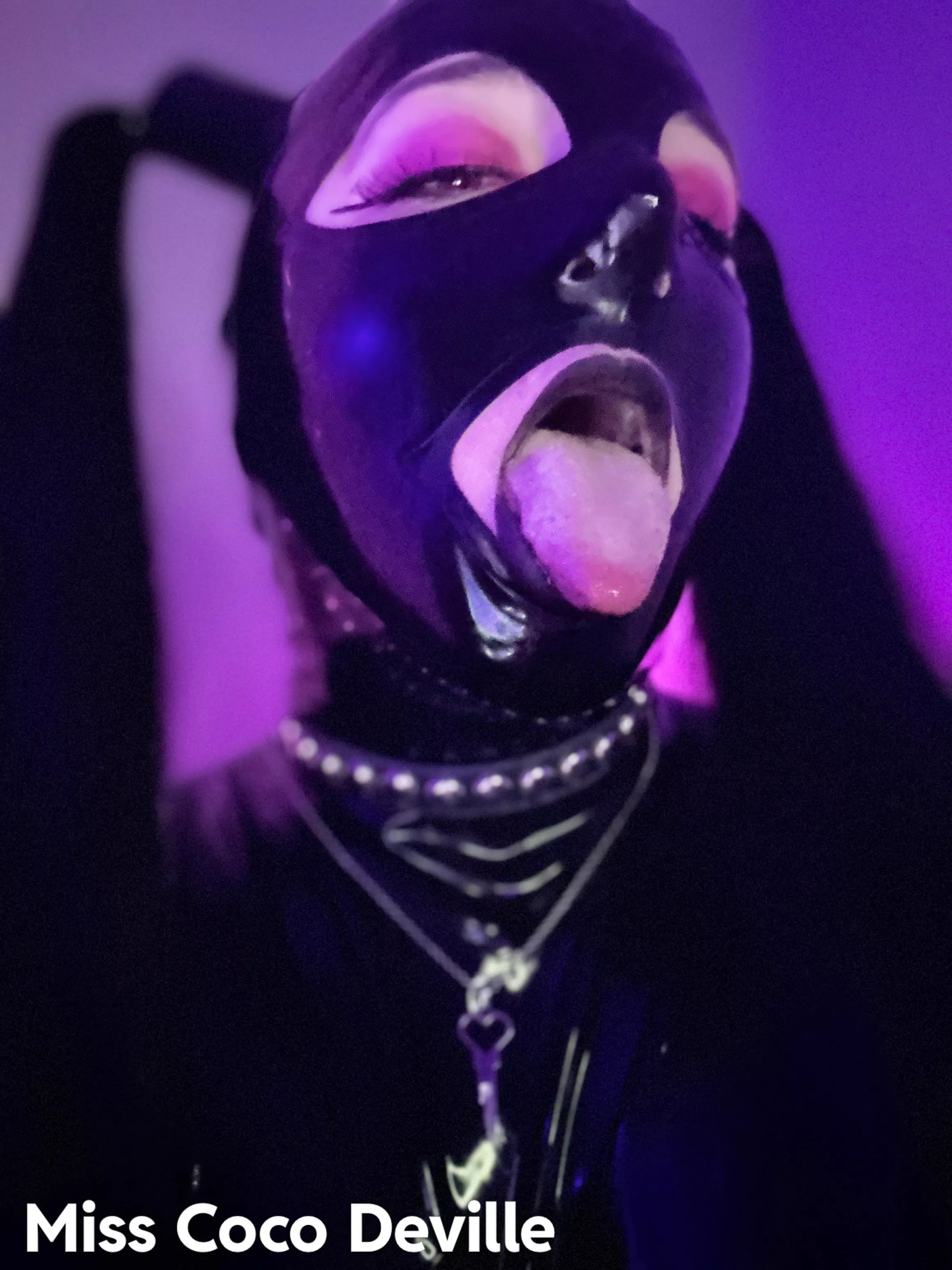 Latex pigtail hood 