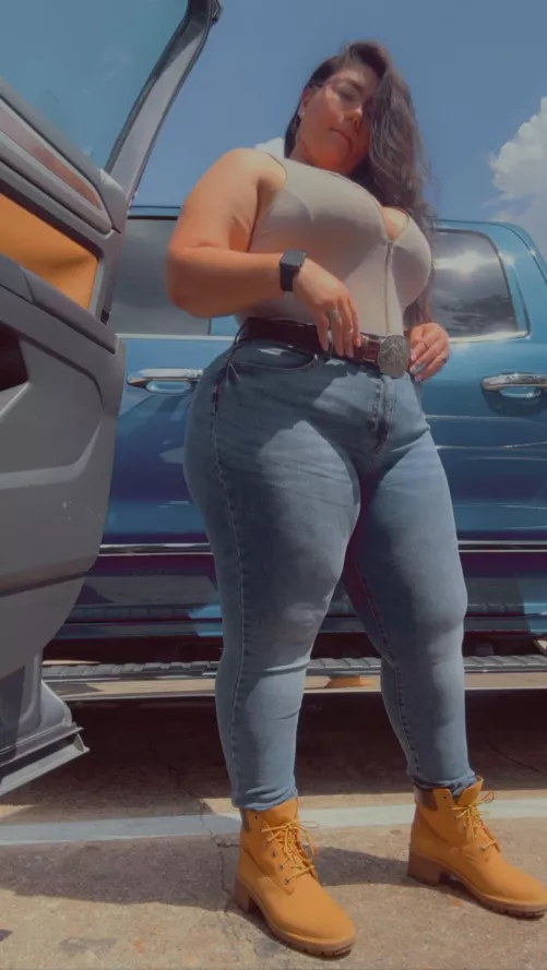 Lunch break for a THICK Texas Mami 😘