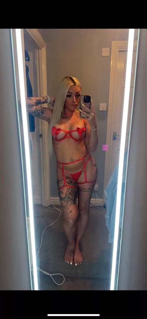 Naughty little tattooed blonde slut just wanting some fun 😈💦 check the comments for 70% off 🌶️ 