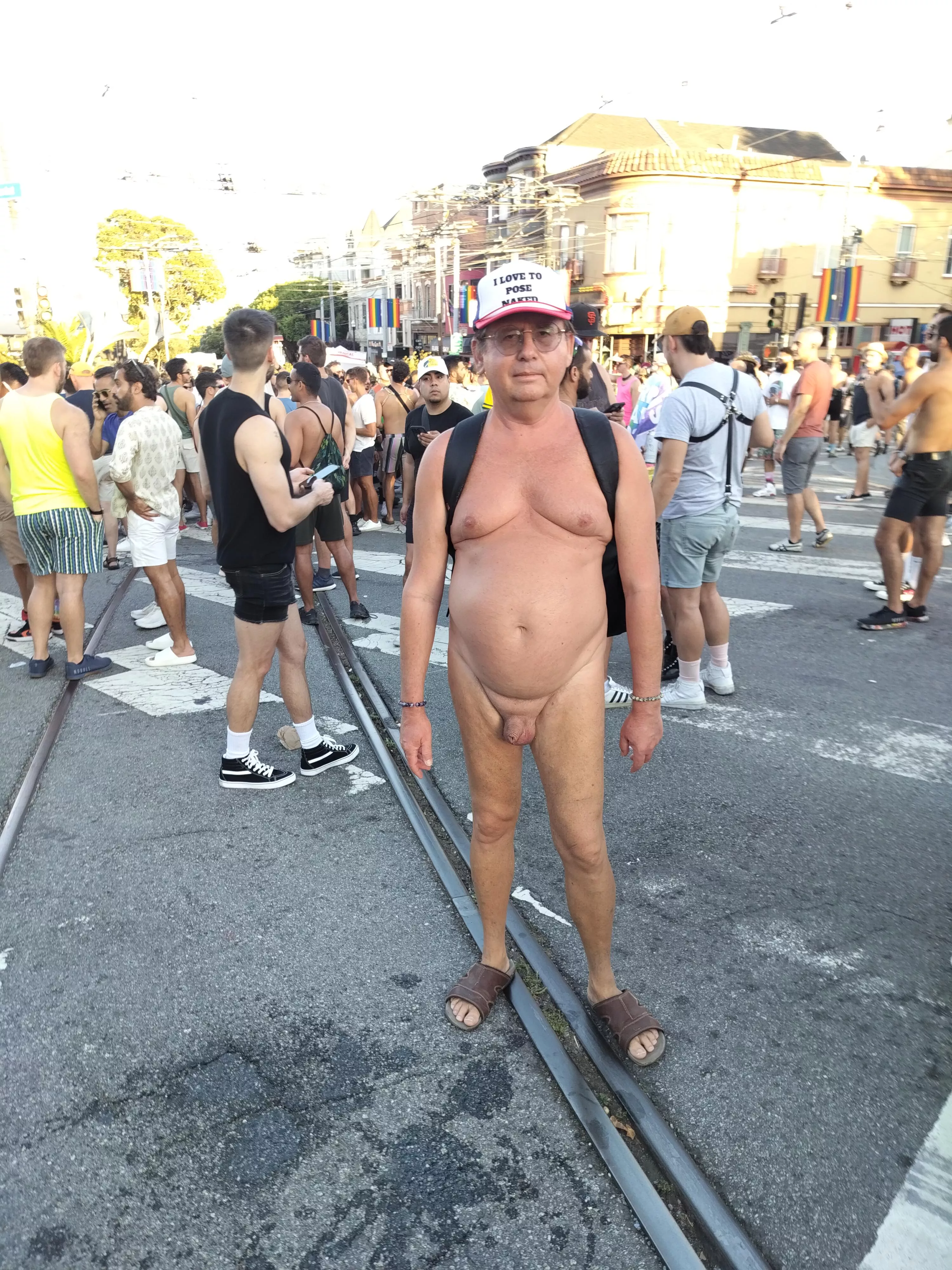 I like to walk naked and pose for photo to anybody 