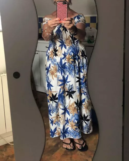 Mirror selfie 😍,So pretty mom with sexy feet to you , do you love it 🙂