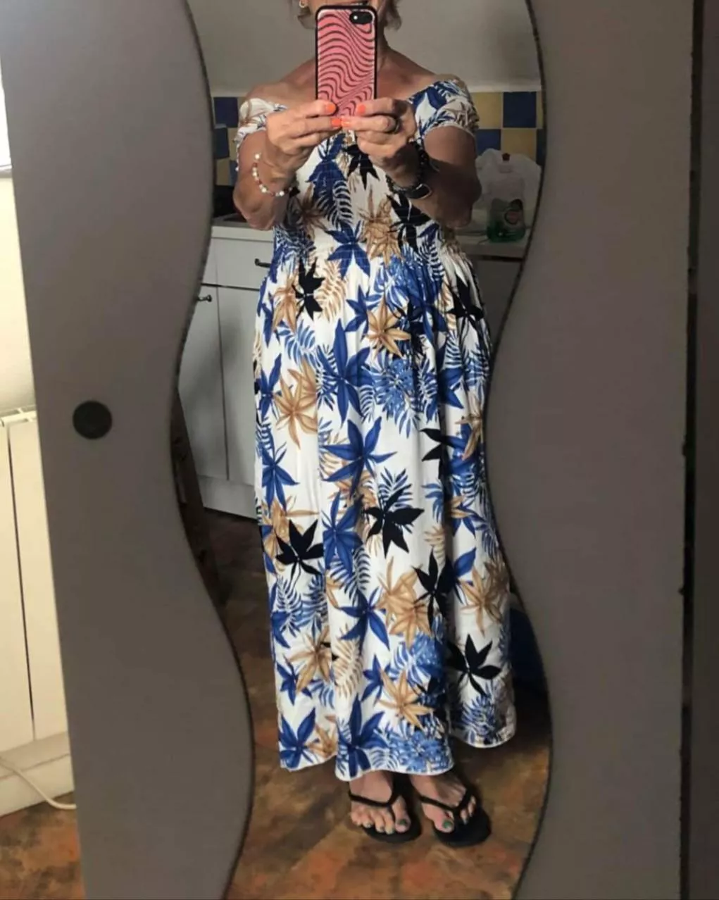 Mirror selfie 😍,So pretty mom with sexy feet to you , do you love it 🙂