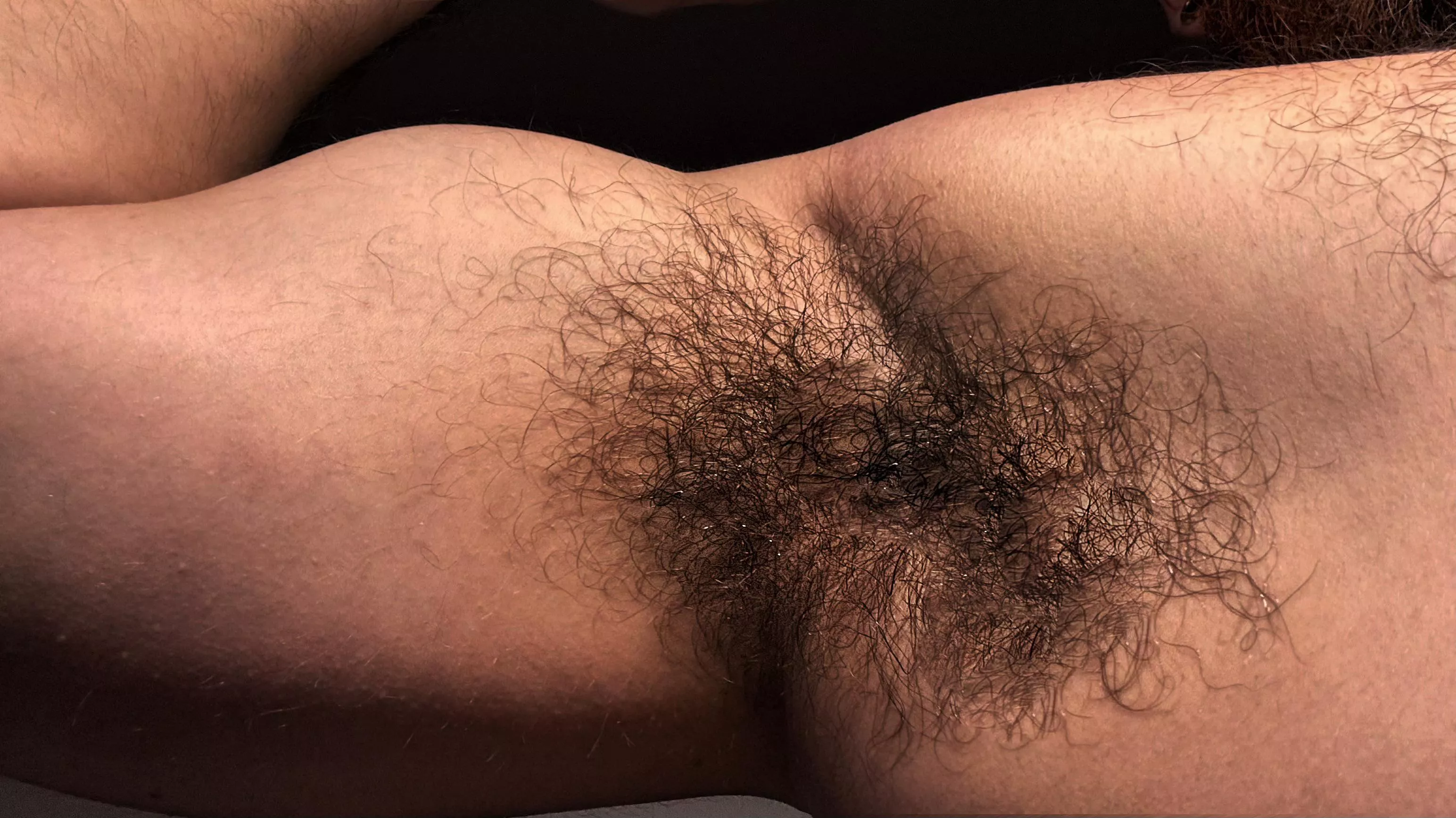 Sweaty armpits after a gym day 