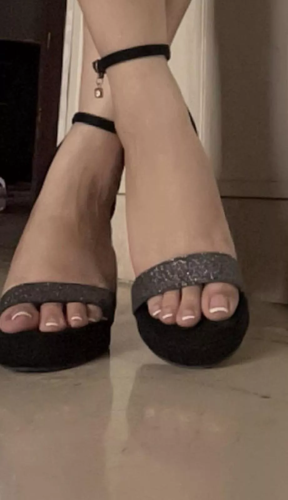 The heels stay on or off 🤔 feetfinder 