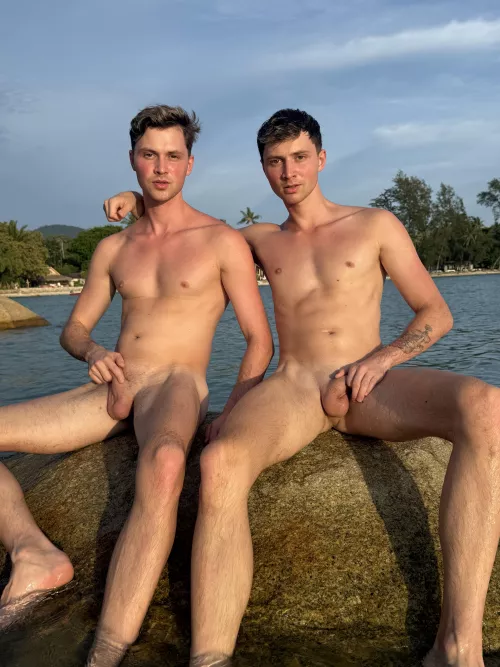 Twins on the naked beach 😈😈