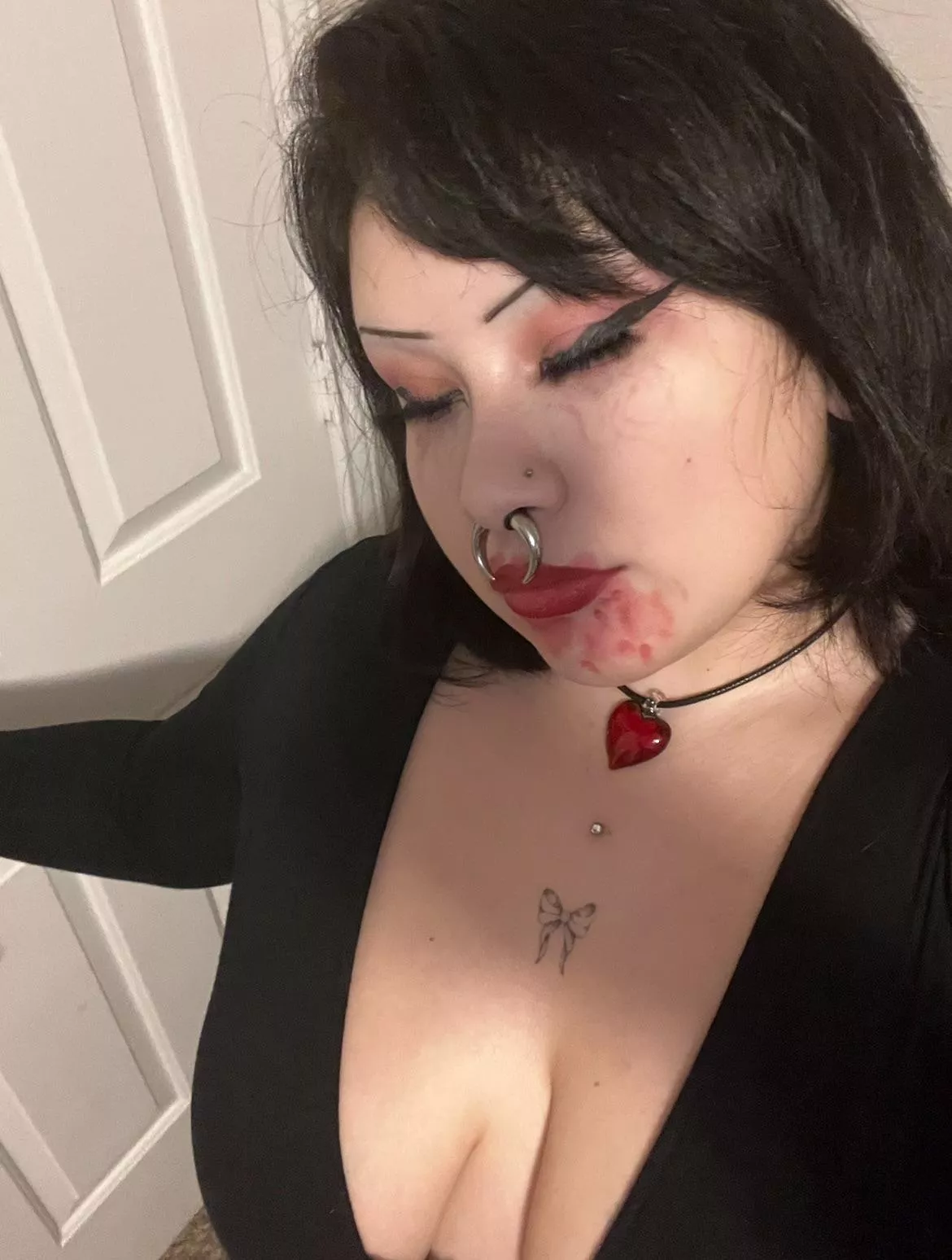 Would you let a vampire dom rock your world with a simple “send” ? 💋
