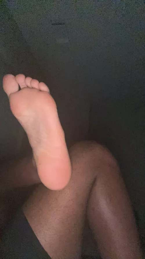 18 looking for a feet friend