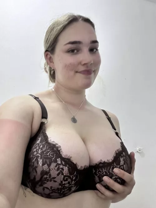 19 [F4MF] Vegas - Looking for couple to join for a wild threesome next week. hmu!