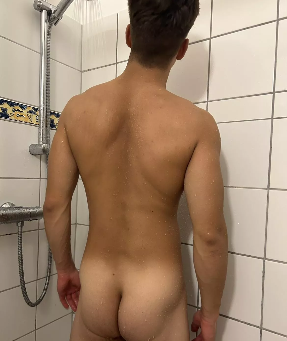 (20)Rate my butt from 1 to 10