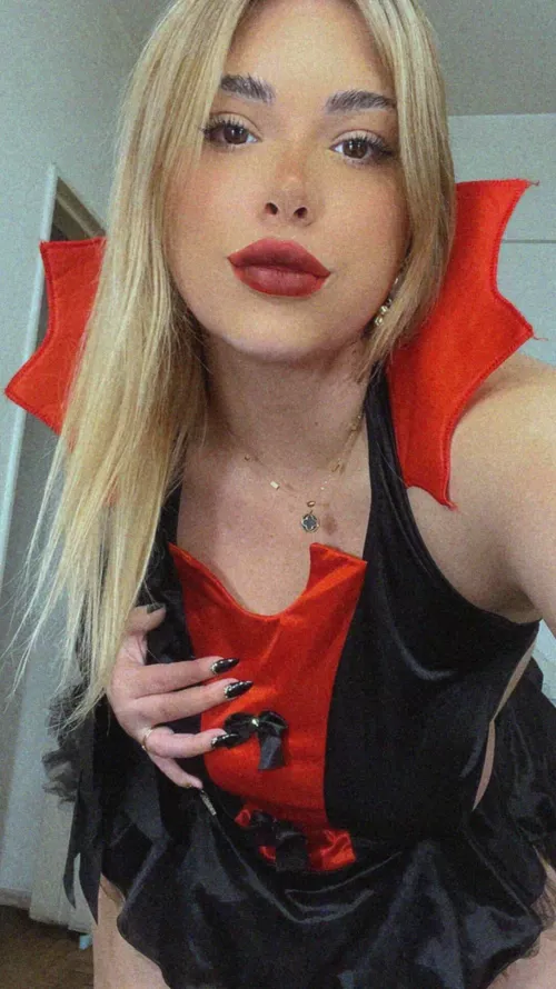 22 [f4m] #KansasCity- your friendly neighborhood vampire, looking for a partner in crime...