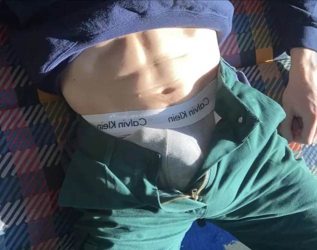 (28) same bulge, different pants