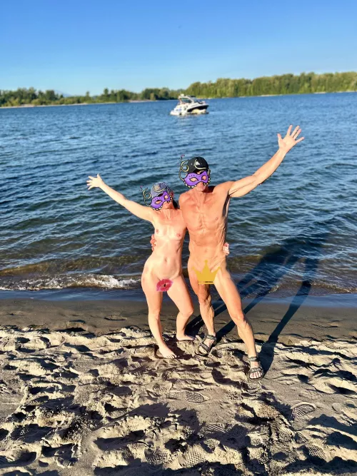 5-12 Nov Fit Couple Looking…