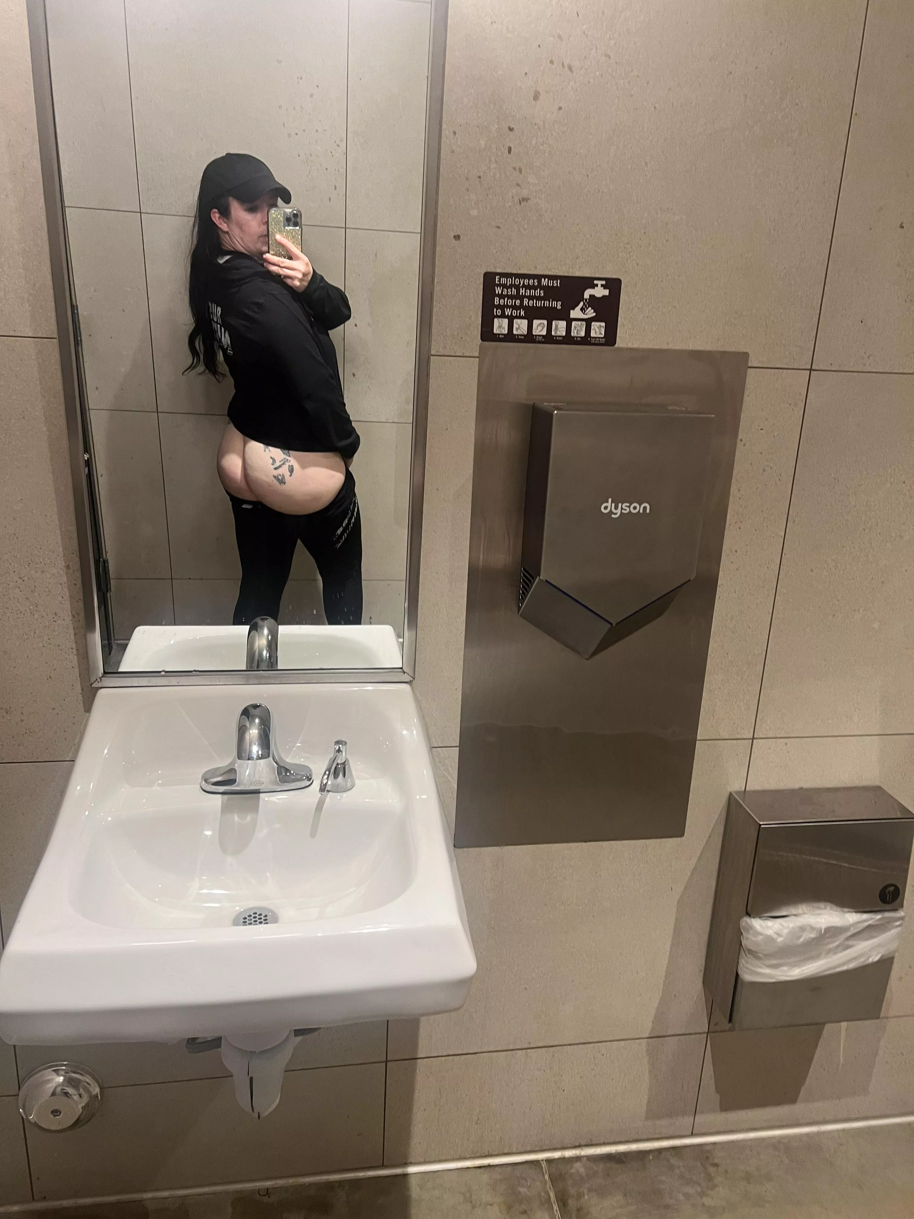 A little public bathroom booty flash 😈