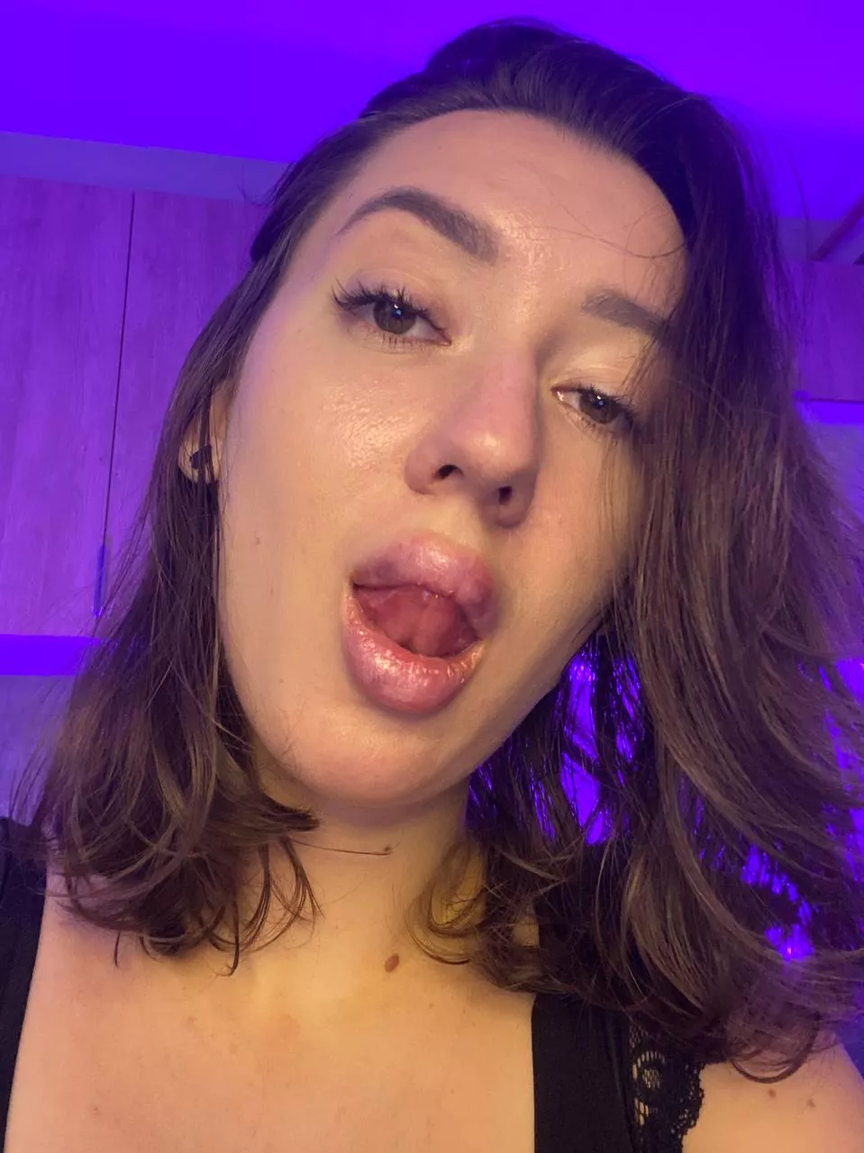 Anyone guna give me a warm welcum?