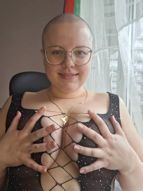 Bald head and big boobs - good combination??