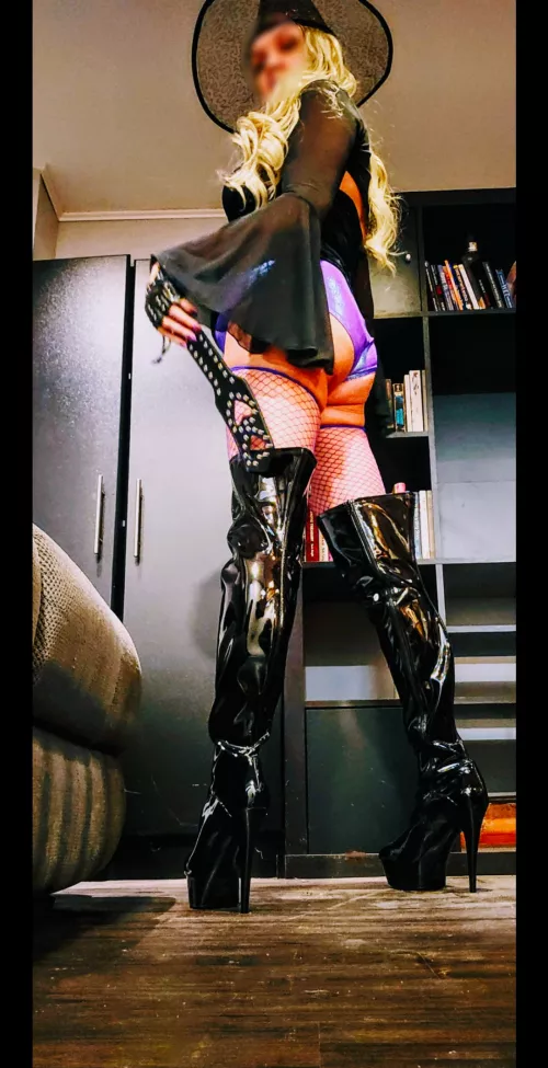 Boots are always my favorite part of my costume 🎃