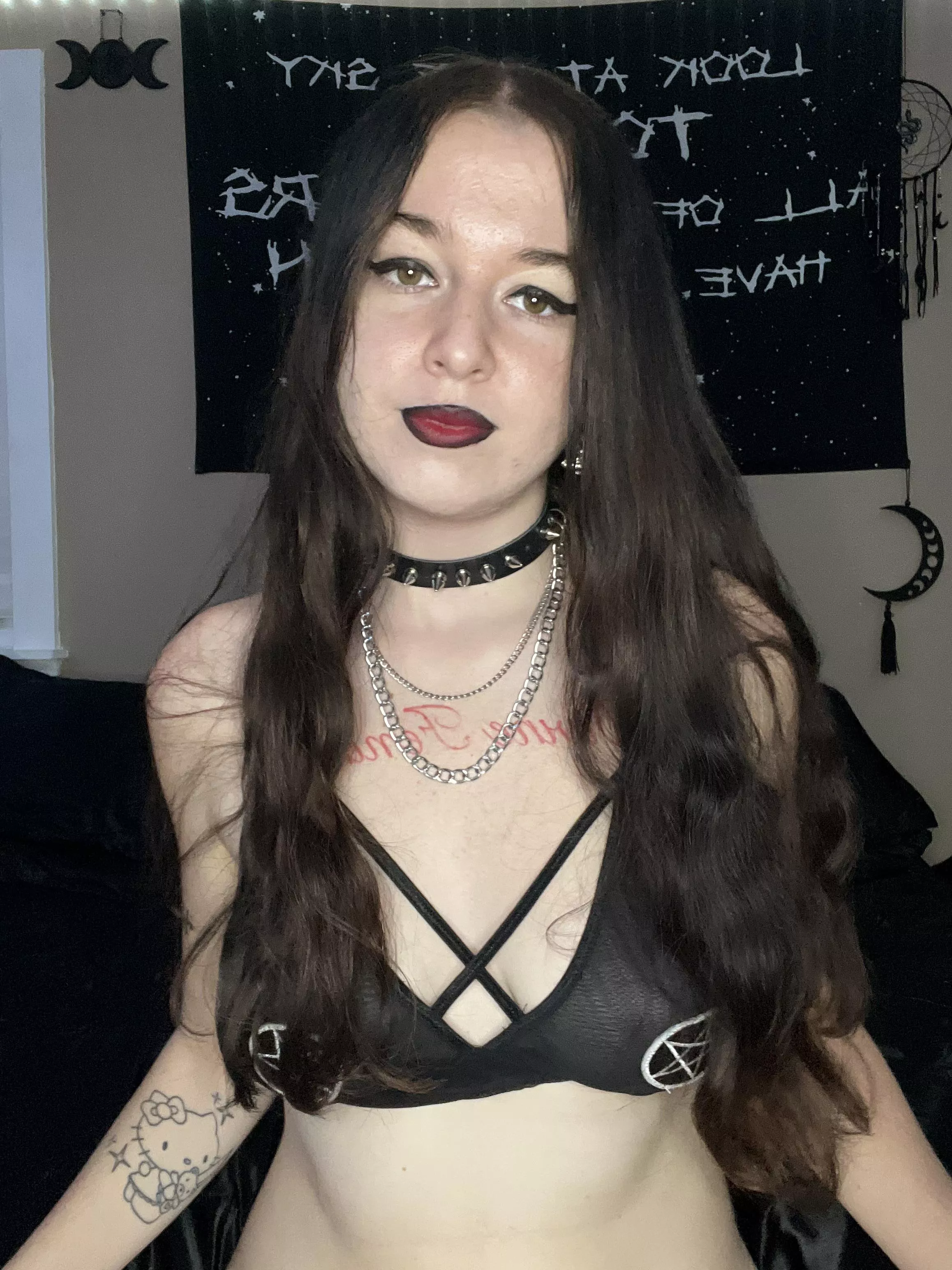 come play with my witchy tits 🖤😋