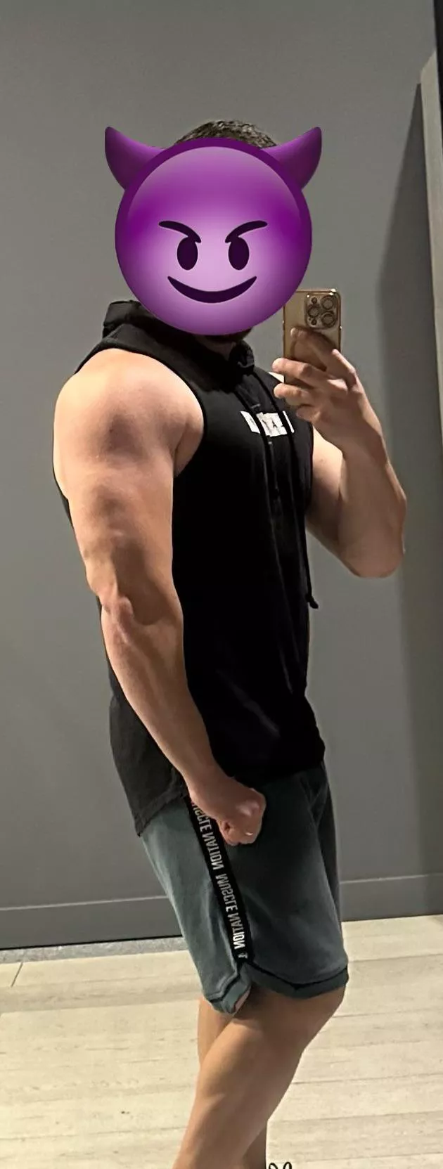 Daddy’s arms aren’t the only thing that’s swole 😈🍆