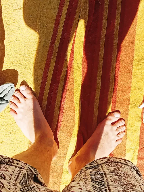 Feet on a beach towel that's it that's all this picture is nothing more nothing less🤣