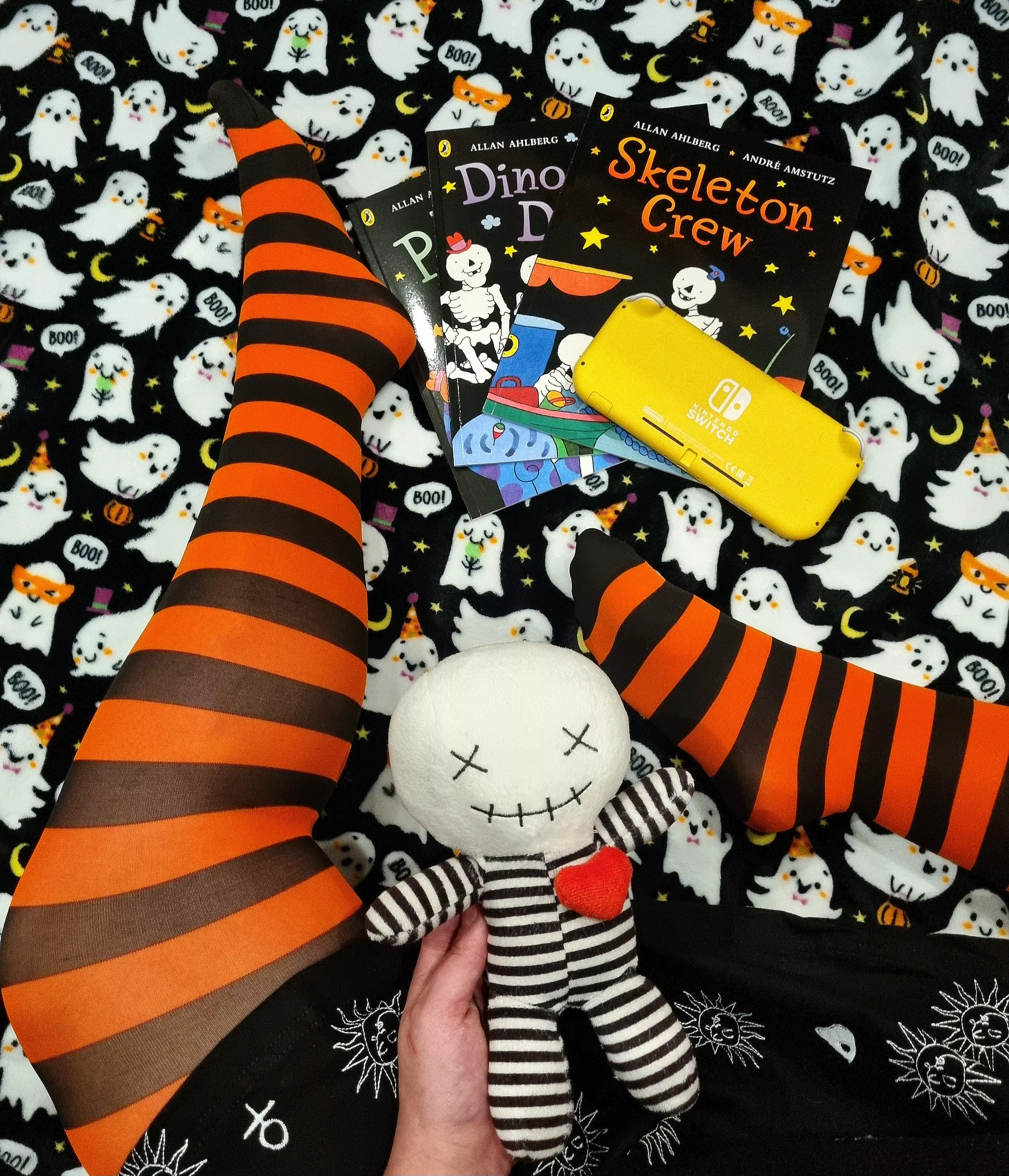 Happy spooky day mummy's, daddy's & littles 🎃 This ghostie blanket is my favourite to snuggle & play on 😍