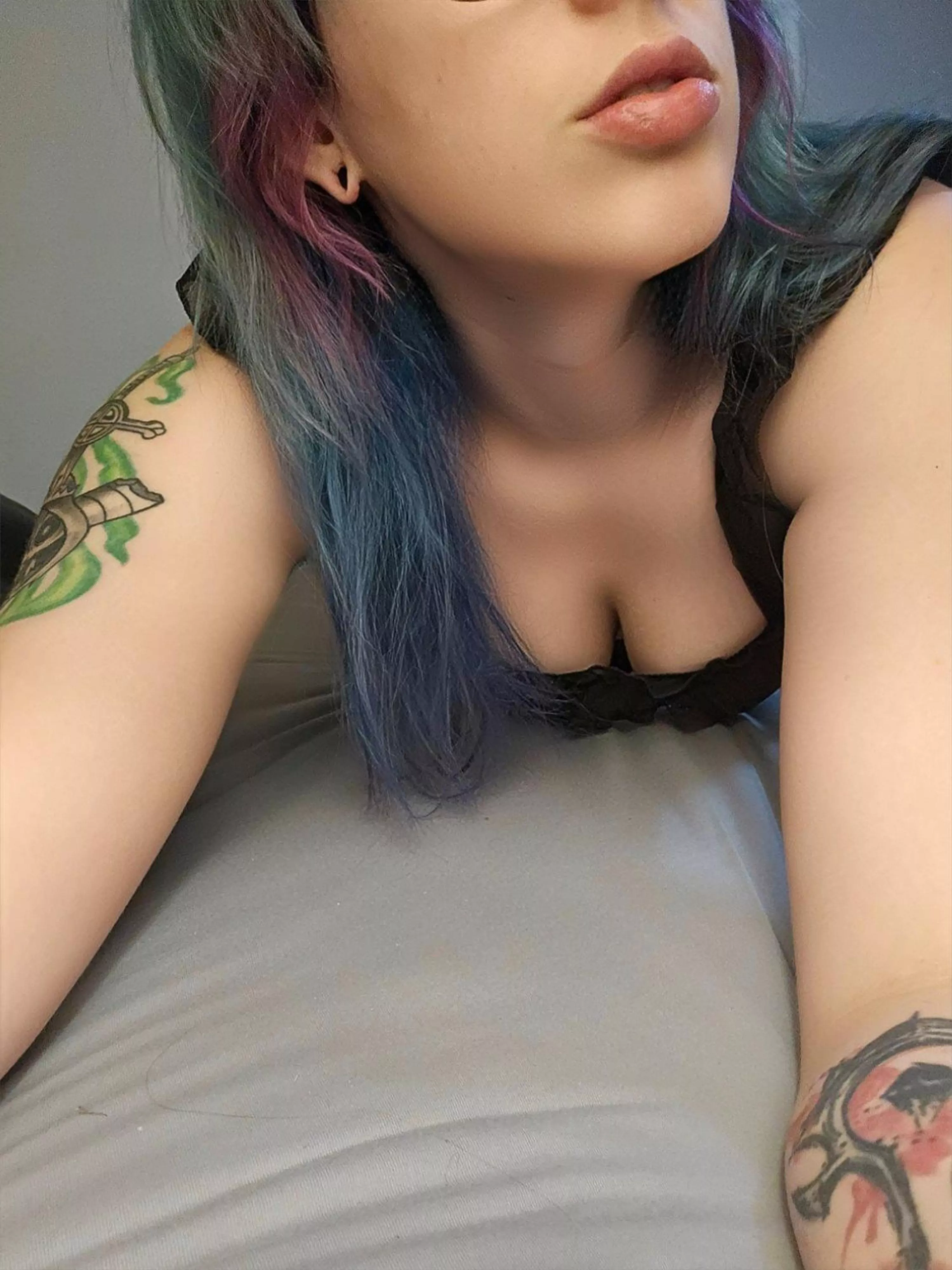 Hi ❤️ wanna come lay with me? 