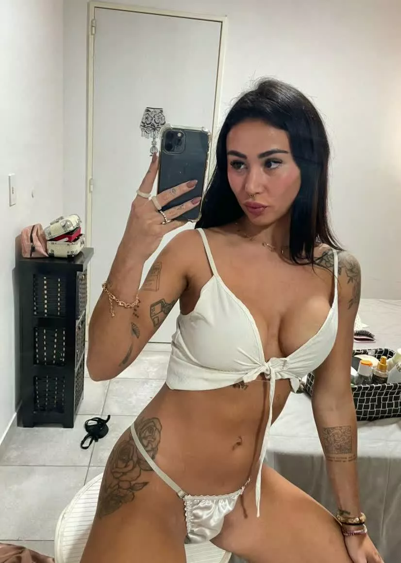 I’m here to make sure you never forget my name 💋