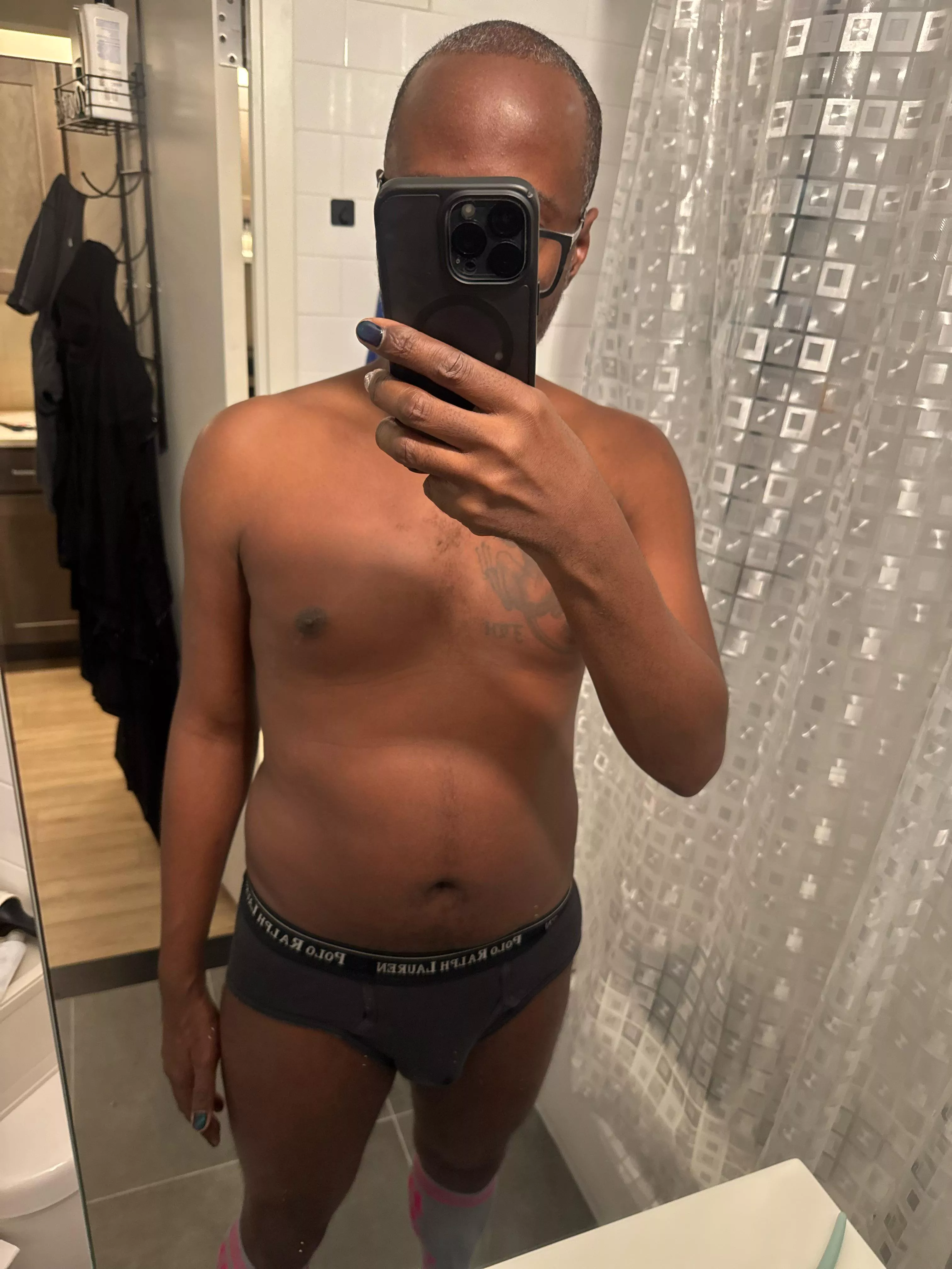 Just hanging around the apt .. day off 😄🖤