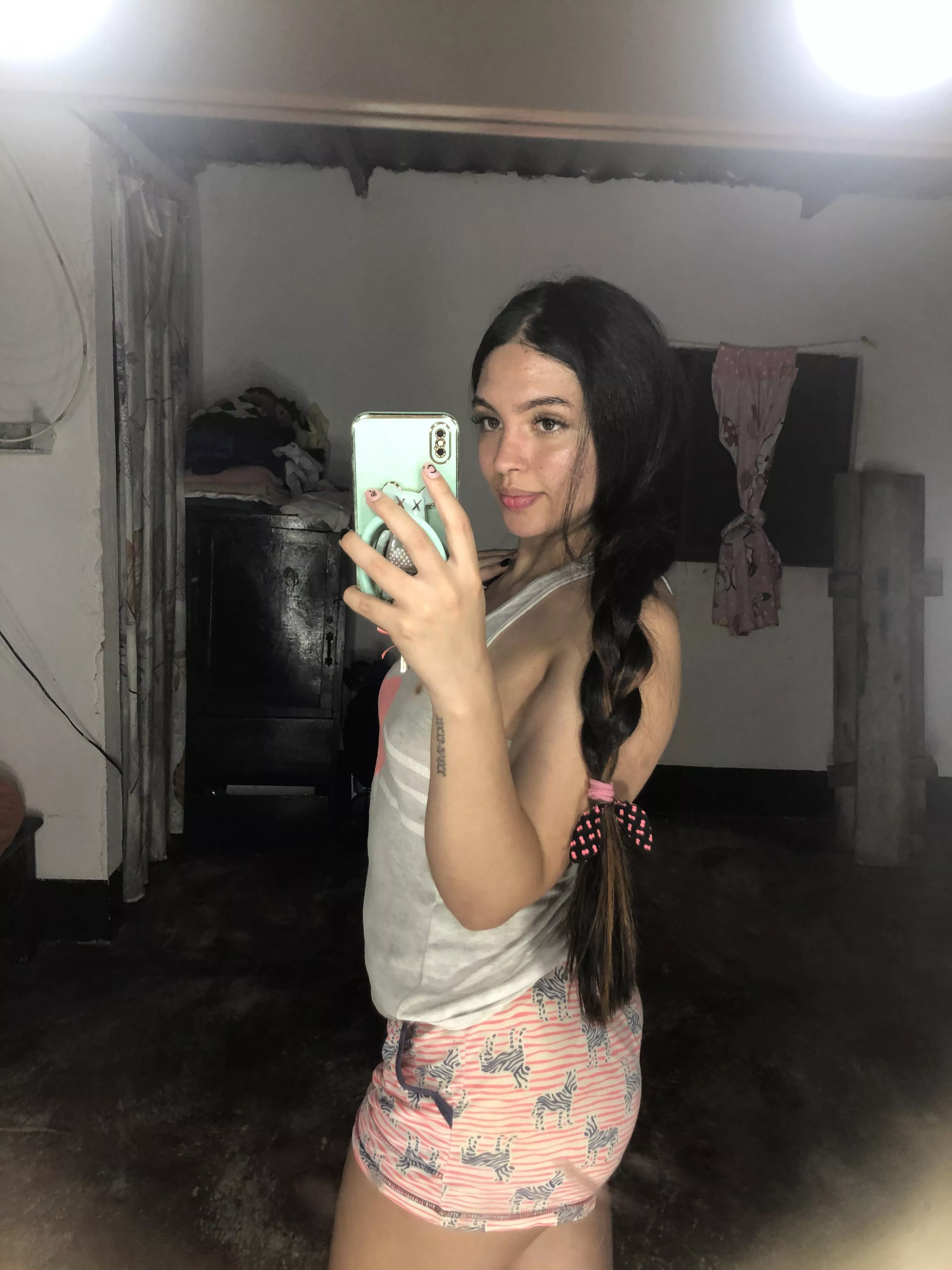 Looking for a sugar daddy, Colombian.