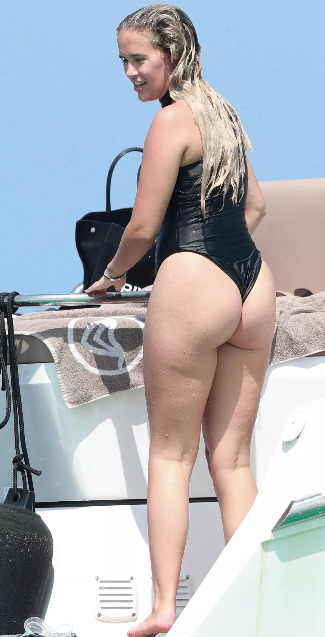 Molly Mae’s ass 🤤