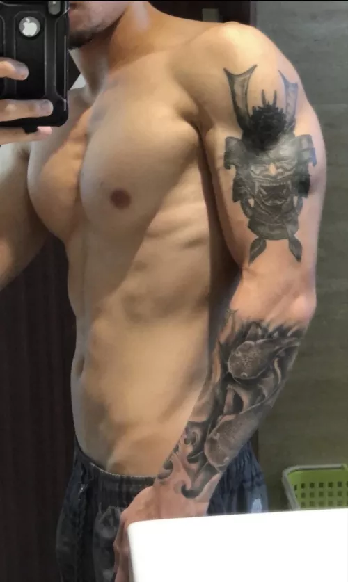 My big biceps are also very strong 😈💪🏽💪🏽