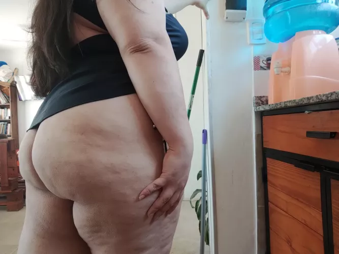 Real mommy of two body 😈