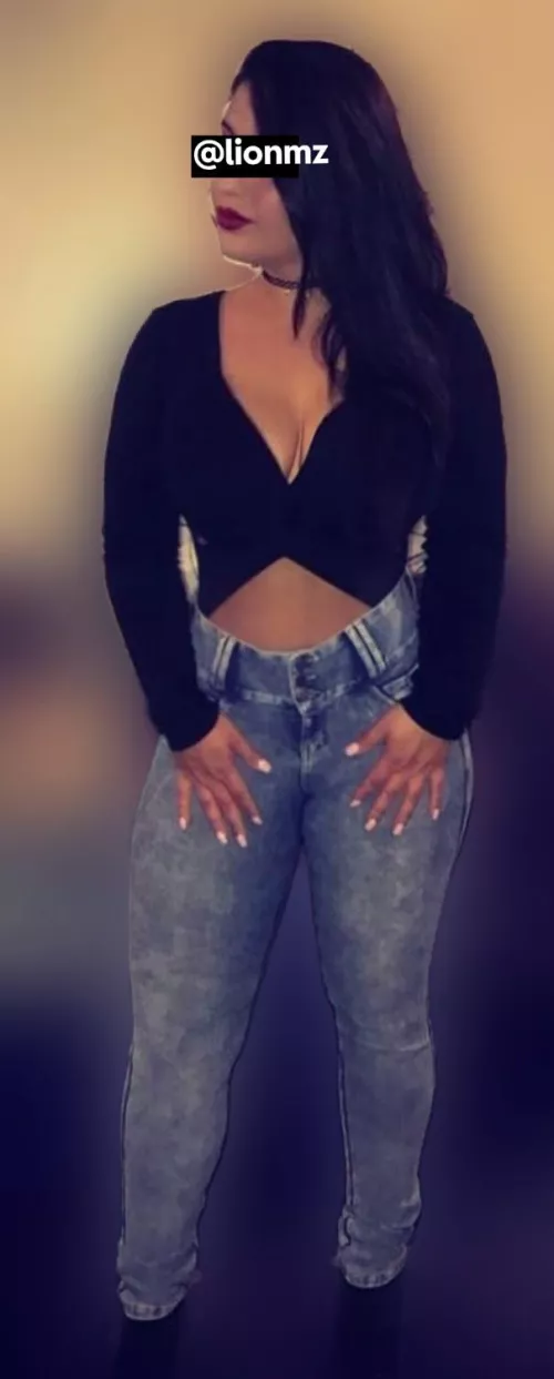 Short & sexy brunette looking for a boyfriend :) 