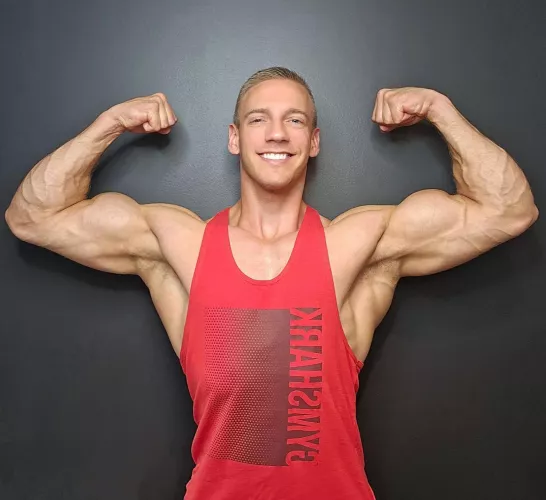 Smile on, bicep up. How does this look? 💪🏼..