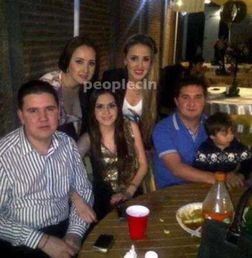 The Felix Gastelum siblings. Top Row: Mercedes, Gris (wife of Mayito Gordo). Bottom Row: “Pelon”, Karely, “Wero”. Their brother Juan Carlos “Chavo Felix” is the husband of Teresa Zambada Niebla and father of her children. Their father is Juan