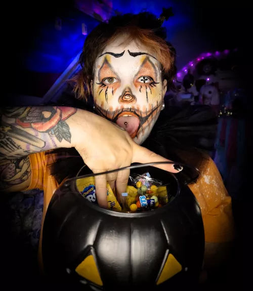 wanna see what's in my treat bucket bby 🍬🍭 