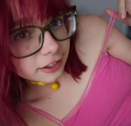 Wearing my new yellow collar🧸