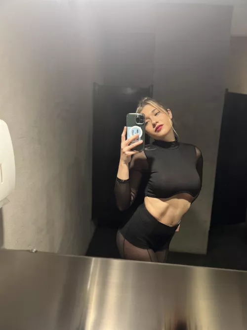 19 F looking for an older dadddy to fill me up next week