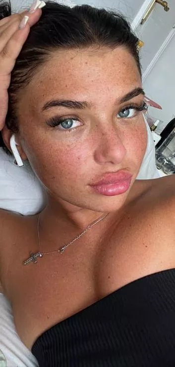 19F Just a girl ready to shake your world