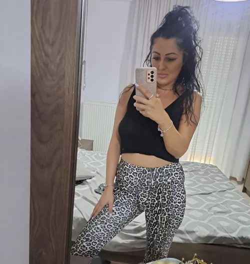 [34][F4M][manhattan] looking to fool around with a hung guy because hubby is small