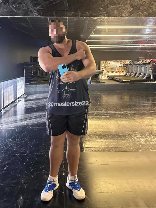 7’2ft tall, 418lbs and feet size 22us 