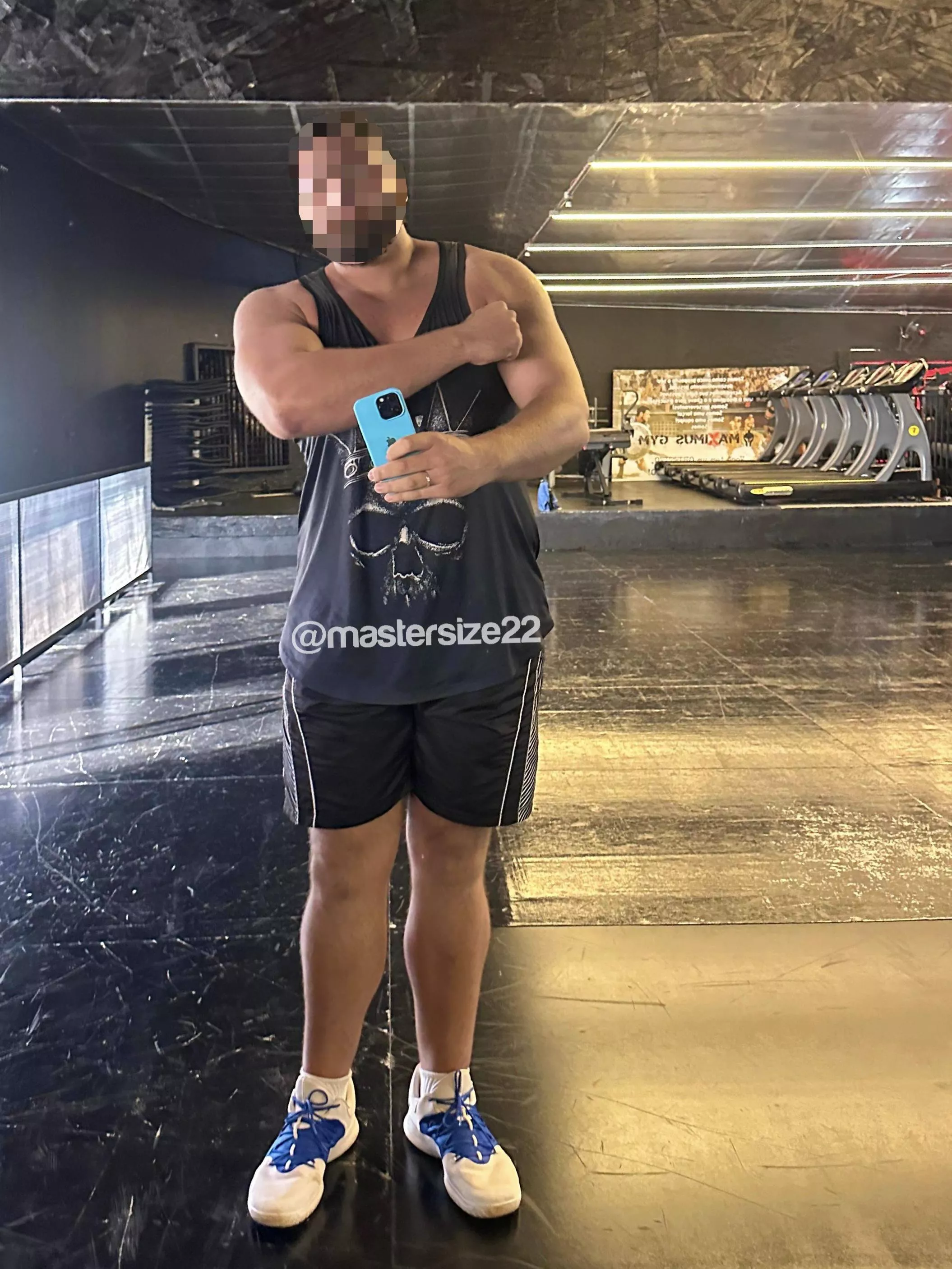 7’2ft tall, 418lbs and feet size 22us 