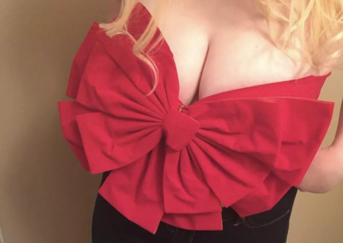 Big big throwback pic here… do I recreate this year? Smaller bow? Wouldn’t you like to open me under the Christmas tree ;)