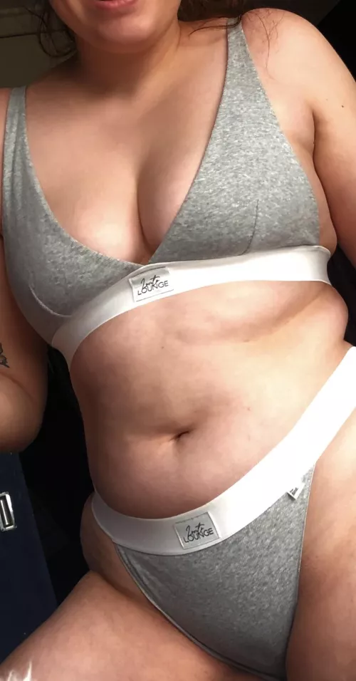 Curvy with enough energy to ride you like a cowgirl 