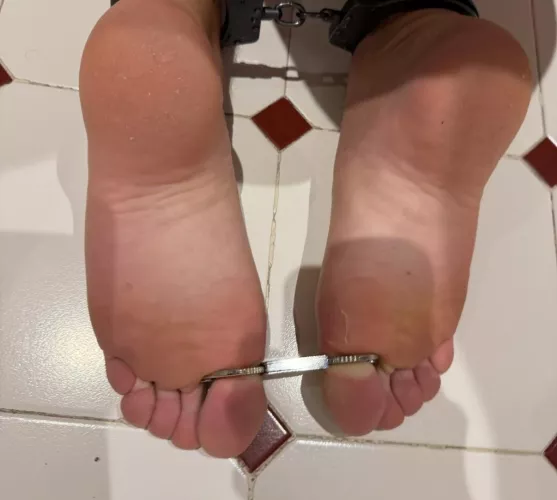 How to remove this cuffs without keys please? Selfbondage problem