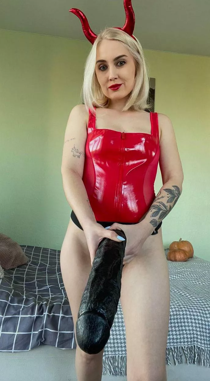 I can't even put my hands around it. Can you put your lips around this strapon? 