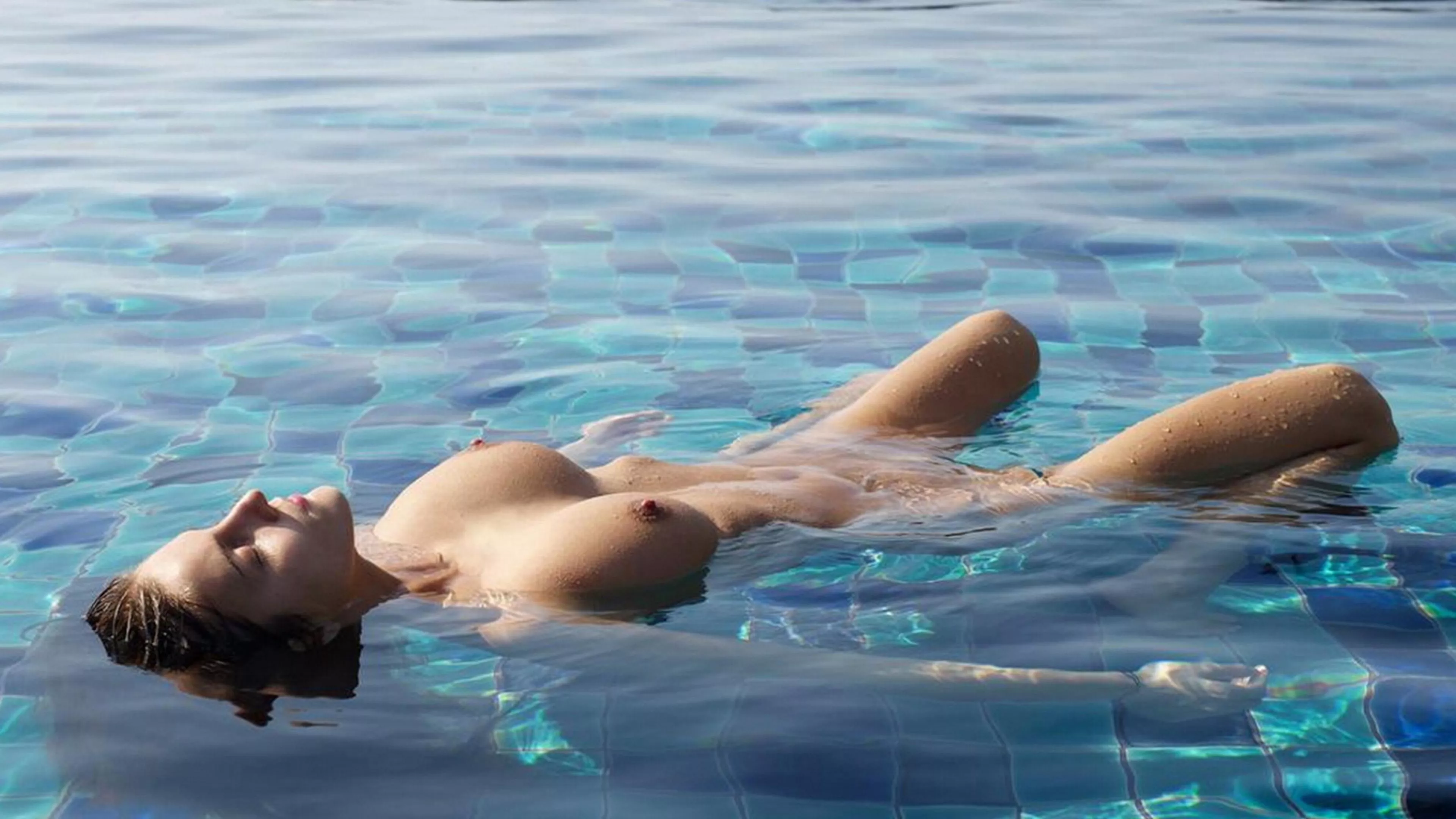 Linda L - Floating - 3840x2160