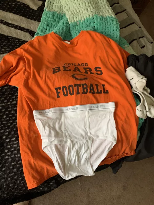 Picking out my outfit for football Sunday 🏈 